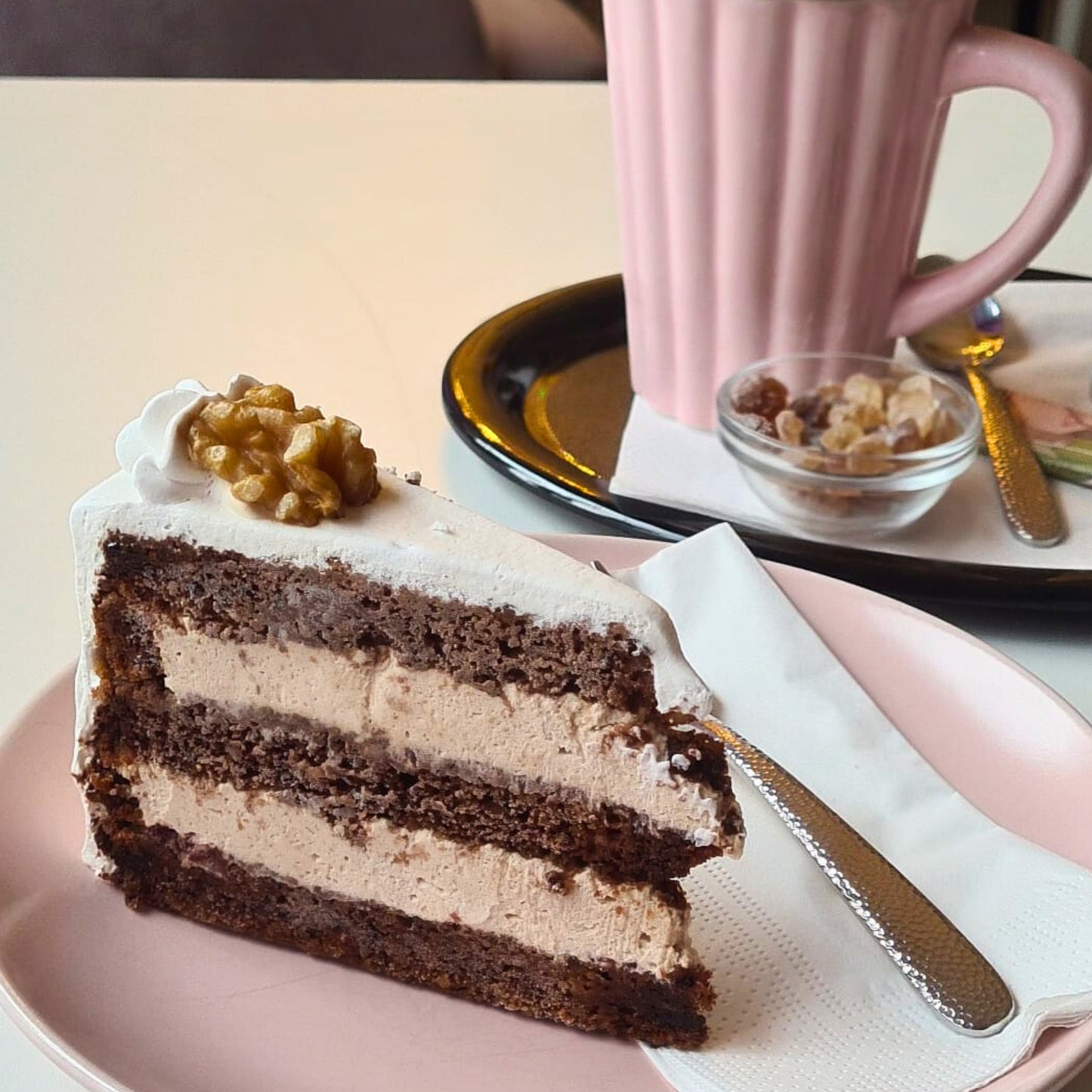 Vegan: Walnusstorte mit Maronicreme und Preiselbeeren