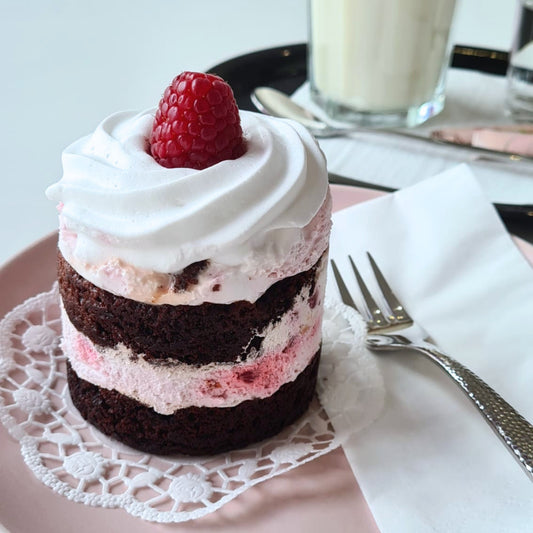 Veganer Tortenzwerg: dunkle Schokotorte mit Himbeermascarponecreme