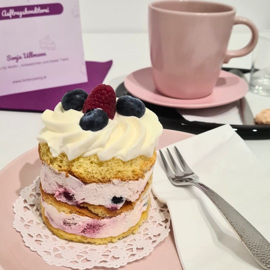 Tortenzwerg: Biskuit mit Topfen-Oberscreme und Waldbeeren